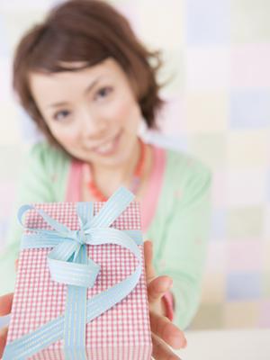 若い女性に人気のカラコンの通販